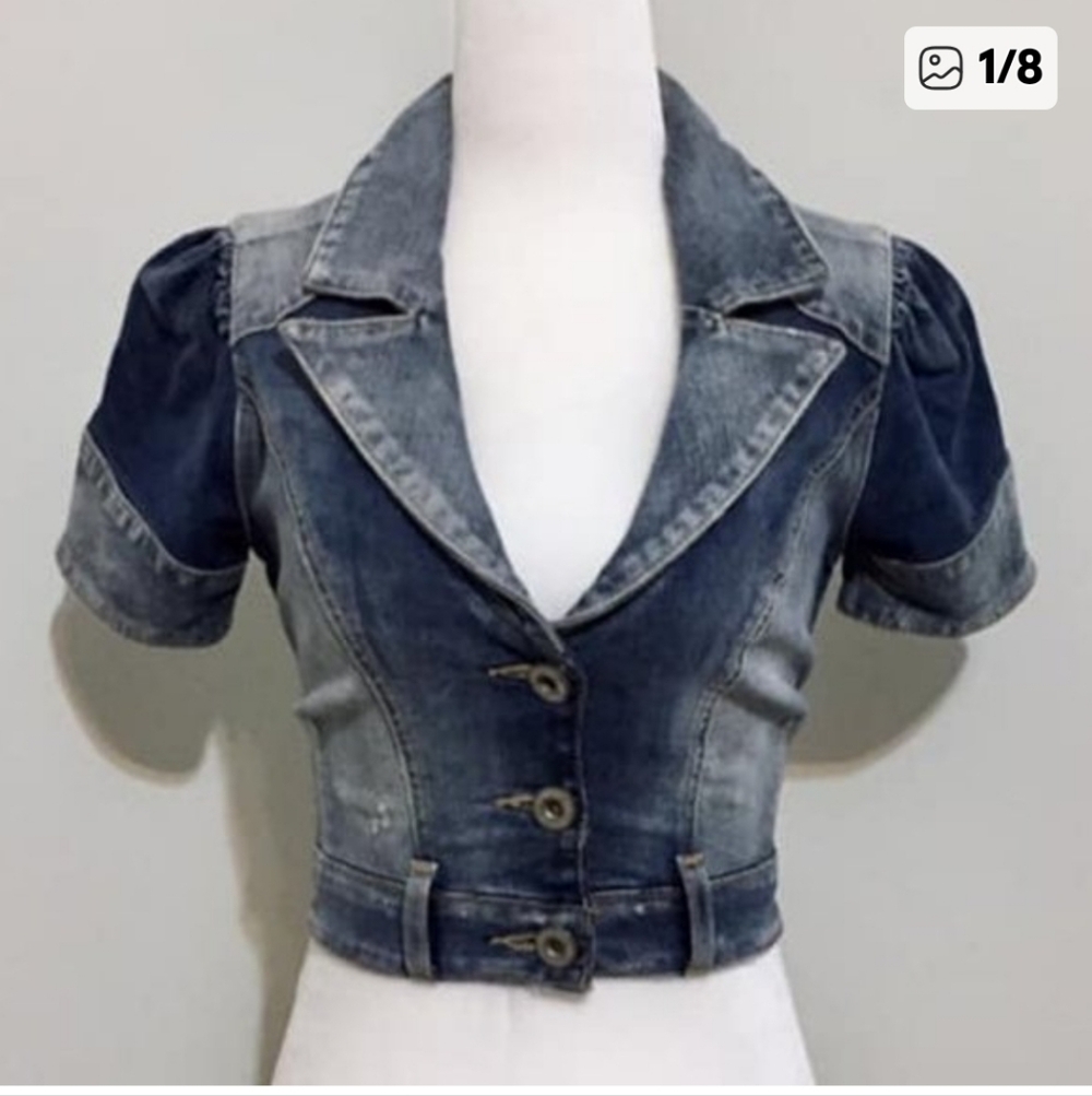 Guess , cropped jean jacket with removable tail very unique